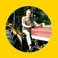 Peter Roberts jadący na traktorze.